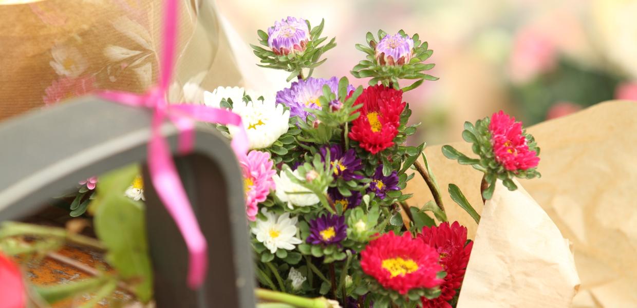 Λουλούδια στο σημείο της επίθεσης στη Γαλλία