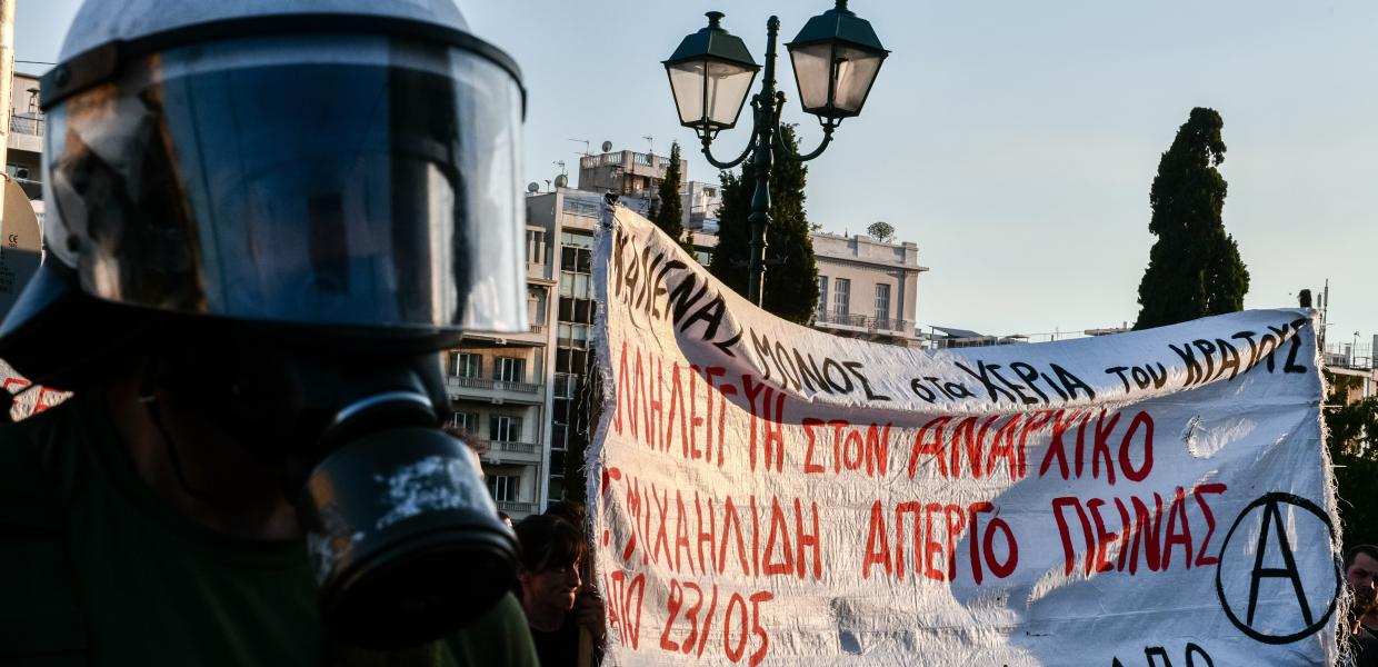Ματατζής και πίσω πανό για τον απεργό πείνας Γιάννης Μιχαηλίδη