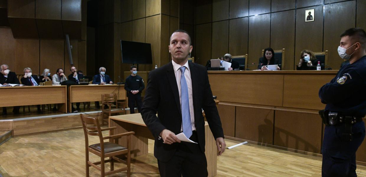 Ο Ηλίας Κασιδιάρης στη δικαστική αίθουσα