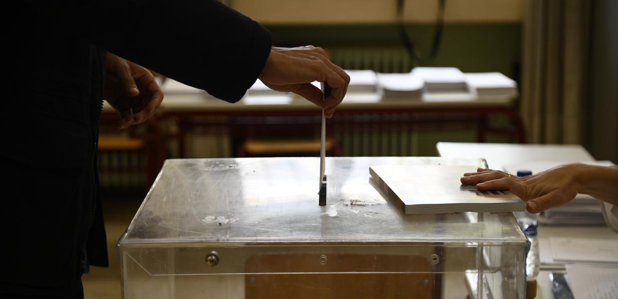 Άνθρωπος ψηφίζει στην κάλπη