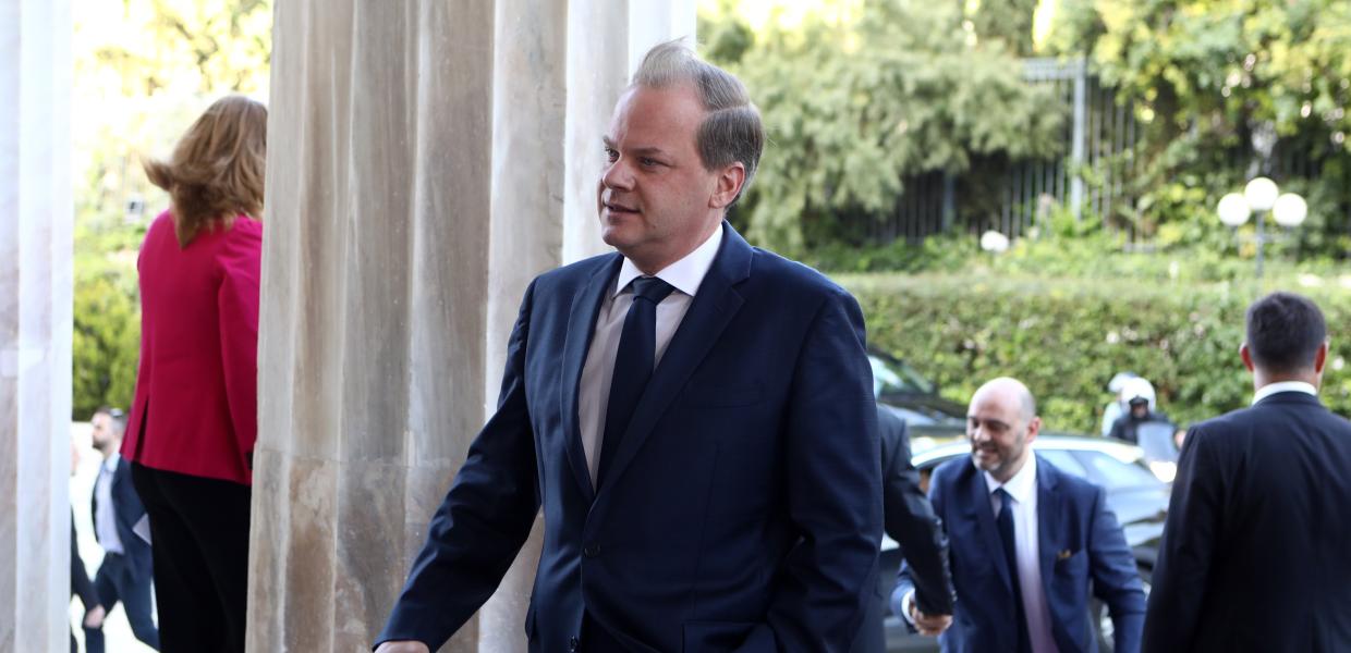 Ο Κώστας Καραμανλής στο περιστύλιο της Βουλής