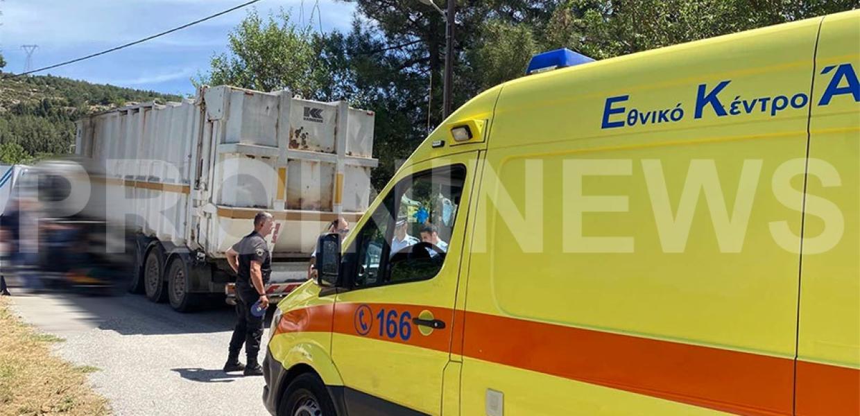 Ασθενοφόρο του ΕΚΑΒ και μπροστά το απορριμματοφόρο που συγκρούστηκε με το μηχανάκι του 17χρονου