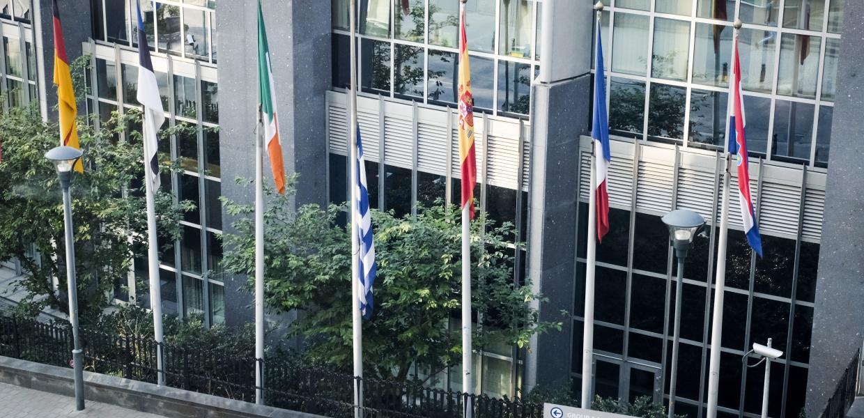 Σημαίες κρατών μελών της ΕΕ μπροστά από κτίριο της Ευρωπαϊκής Επιτροπής