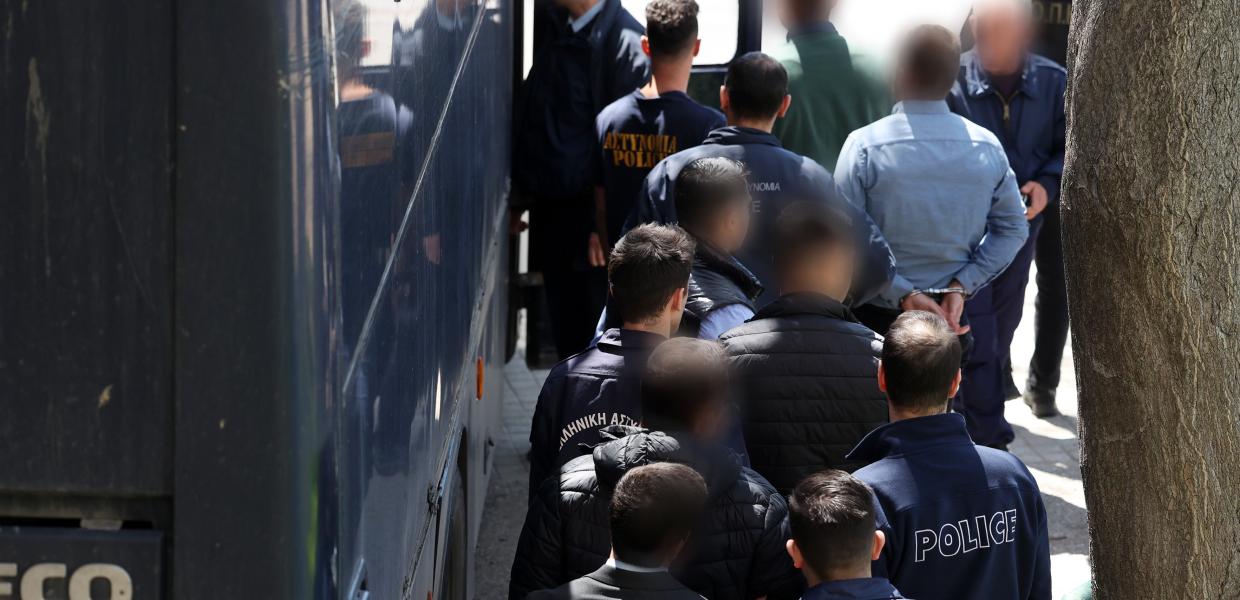Κρατούμενοι με τη συνοδεία αστυνομικών
