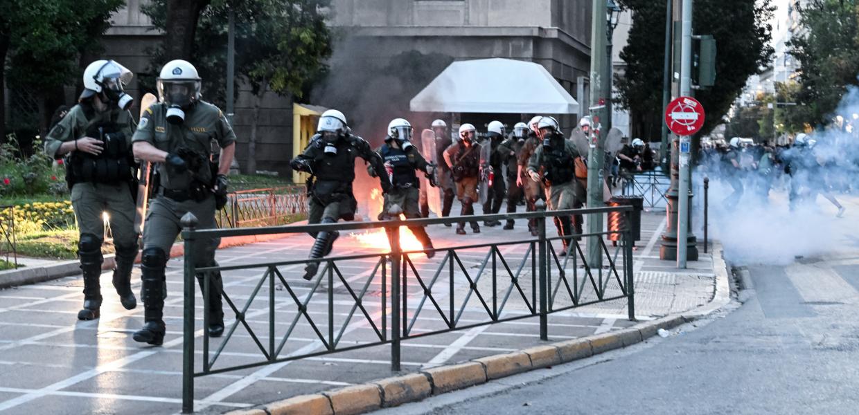 ΜΑΤ ρίχνουν χημικά