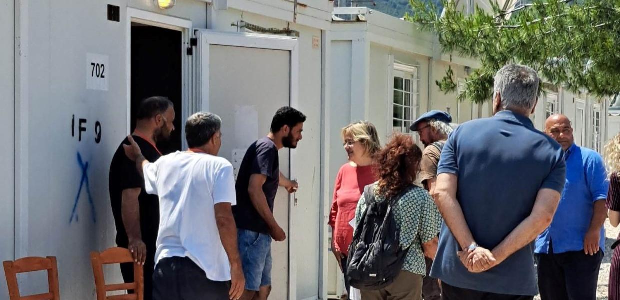 Μετανάστες μπροστά σε κοντέινερ στη Μαλακάσα