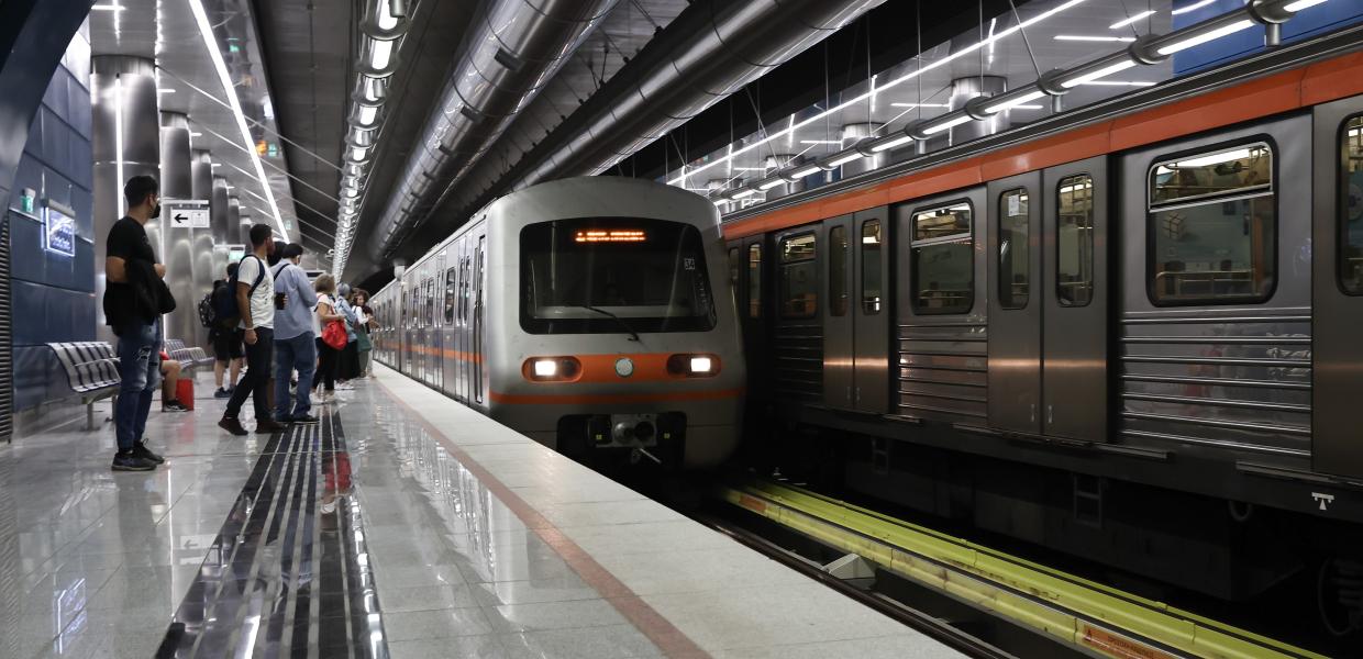 Συρμοί του μετρό στον σταθμό Πειραιά