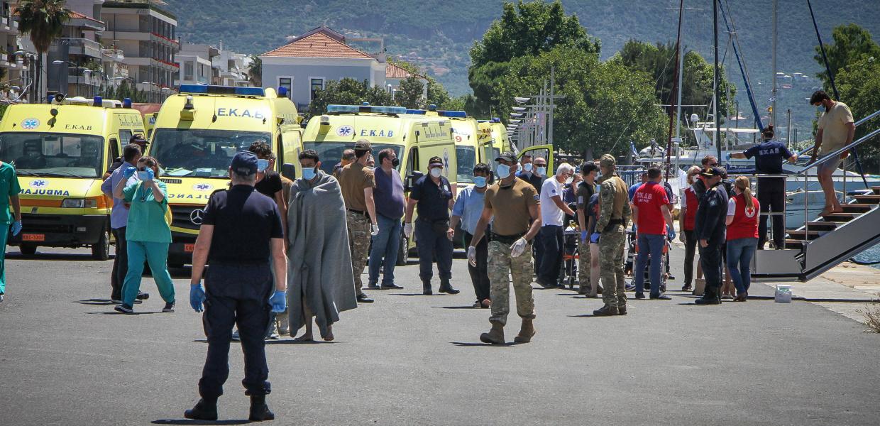 ασθενοφόρα και κόσμος στο λιμάνι 