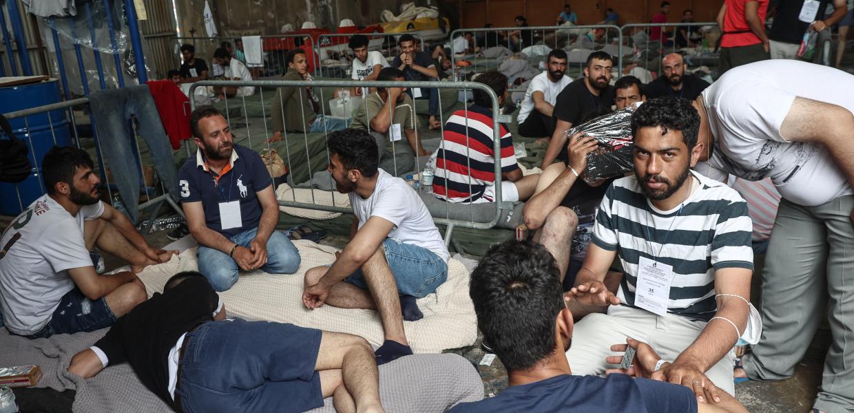 Μετανάστες και πρόσφυγες που διασώθηκαν από το ναυάγιο