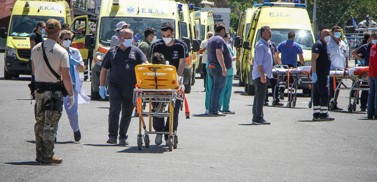 ασθενοφόρα και διασώστες στο λιμάνι μετά το ναυάγιο ανοιχτά της Πύλου