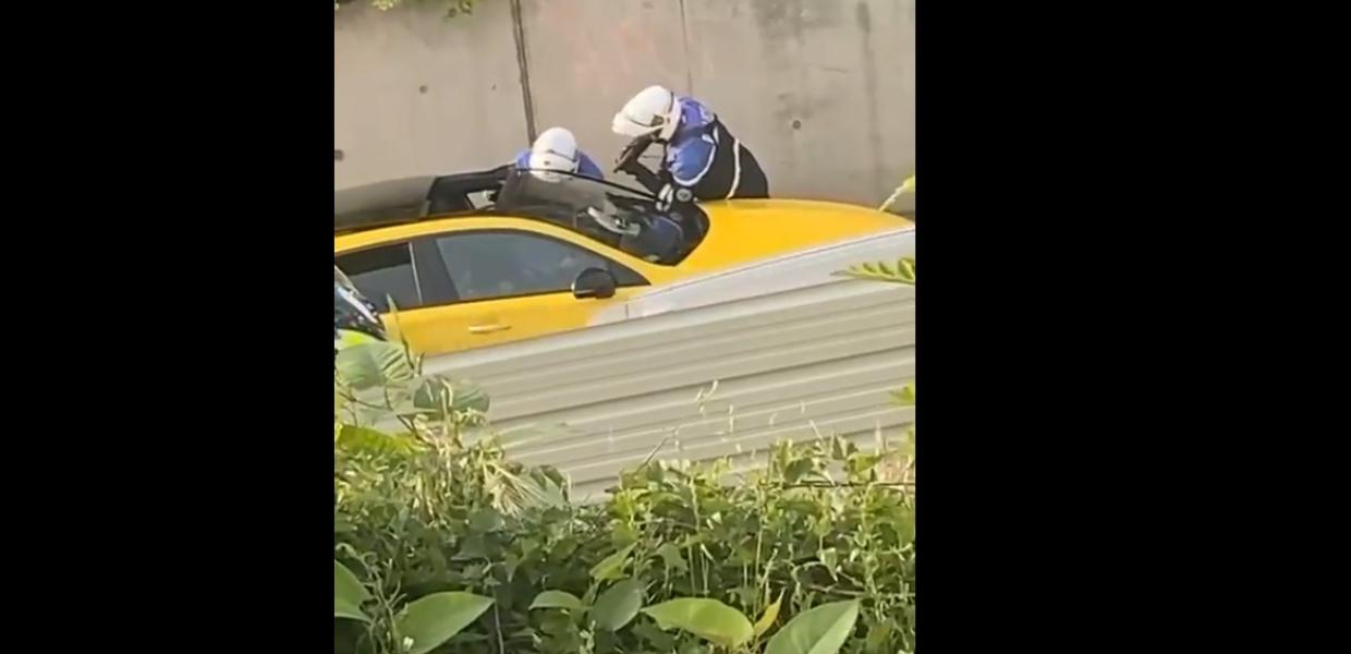 Αστυνομικός σημαδεύει με το όπλο του τον οδηγό 