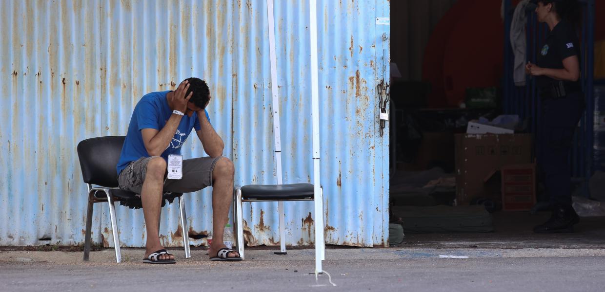 Πρόσφυγας με τα χέρια στο κεφάλι