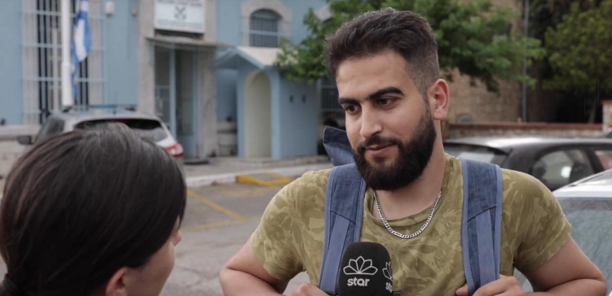 Άνθρωπος μιλάει στο μικρόφωνο