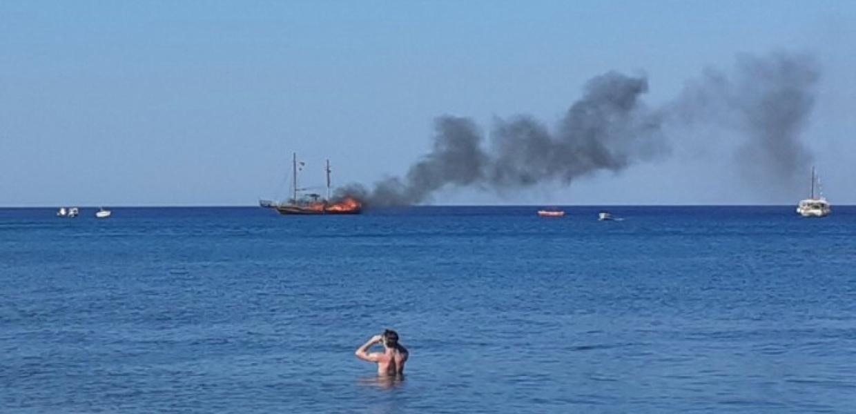 φωτιά σε ημερόπλοιο Ρόδος