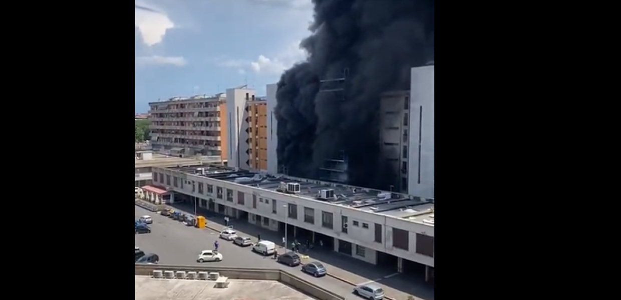 Μαύρος καπνός βγαίνει από το κτίριο που τήχθηκε στις φλόγες στην Ρώμη