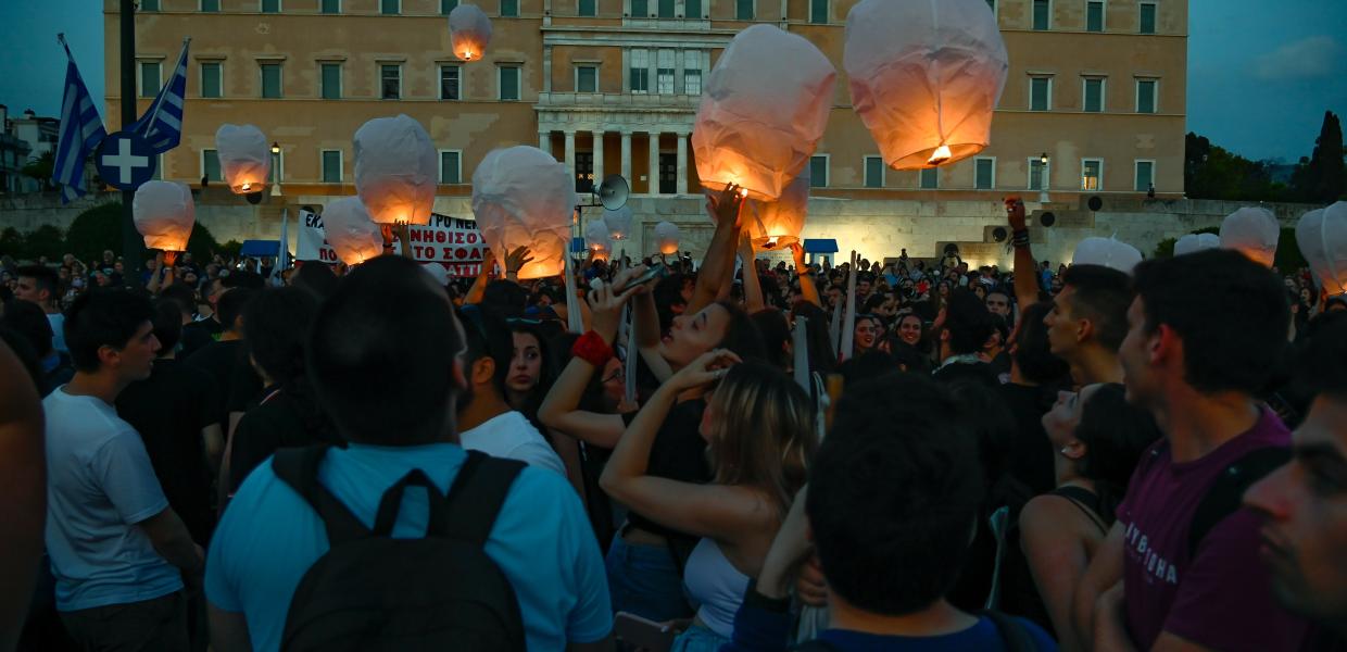 Κόσμος με φαναράκια στη συγκέντρωση στο Σύνταγμα για το ναυάγιο στην Πύλο