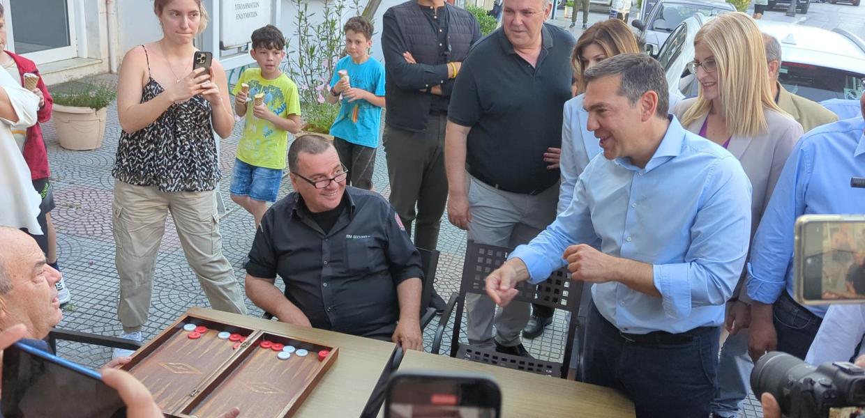 Ο Αλέξης Τσίπρας μιλά σε κόσμο που παίζει τάβλι σε καφενείο στη Σίνδο