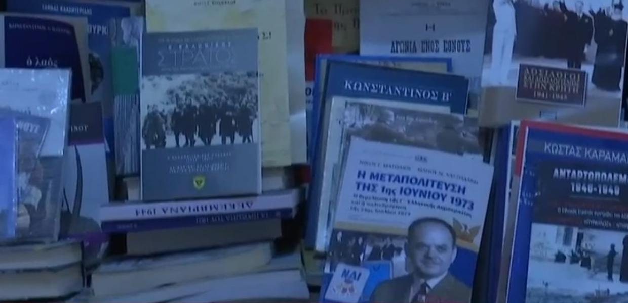 Βιβλία με Παπαδόπουλο στο γραφείου του εκπροσώπου των Σπαρτιατών