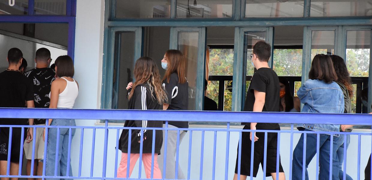 Μαθητές σε σχολείο πηγαίνουν προς την τάξη
