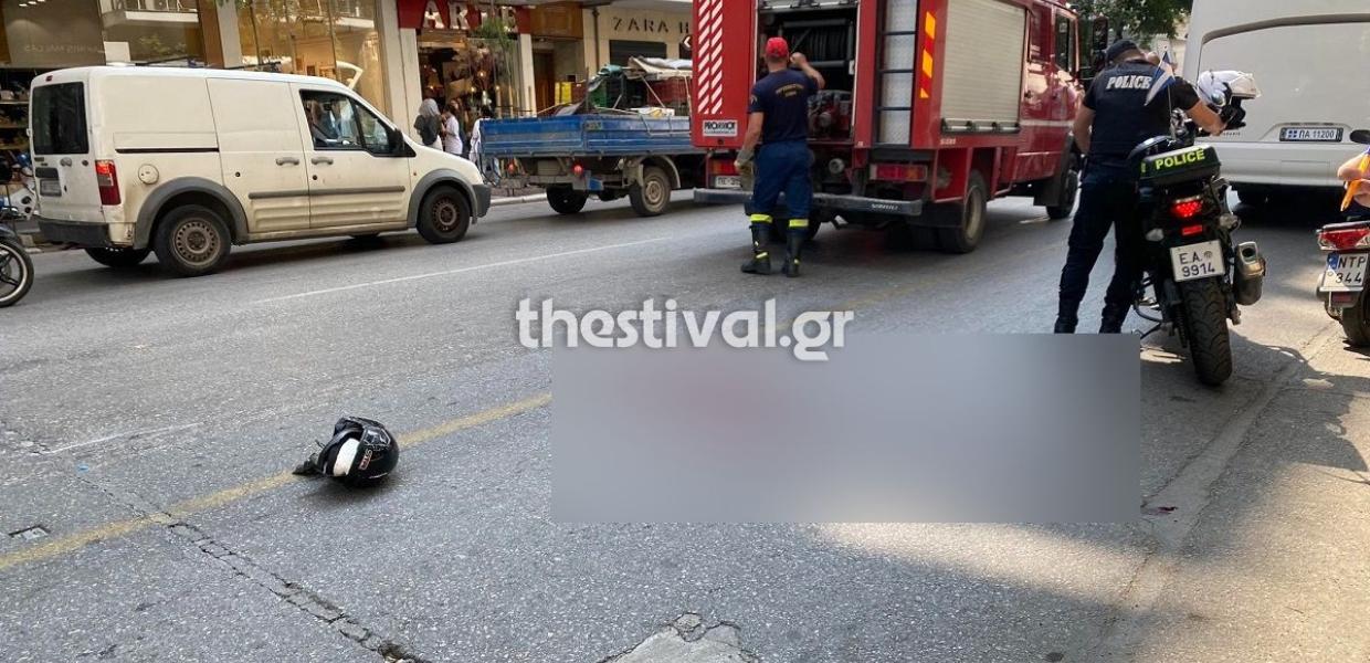 Κράνος στον δρόμο, μία μηχανή της αστυνομίας και ένα πυροσβεστικό στο σημείο του τροχαίου