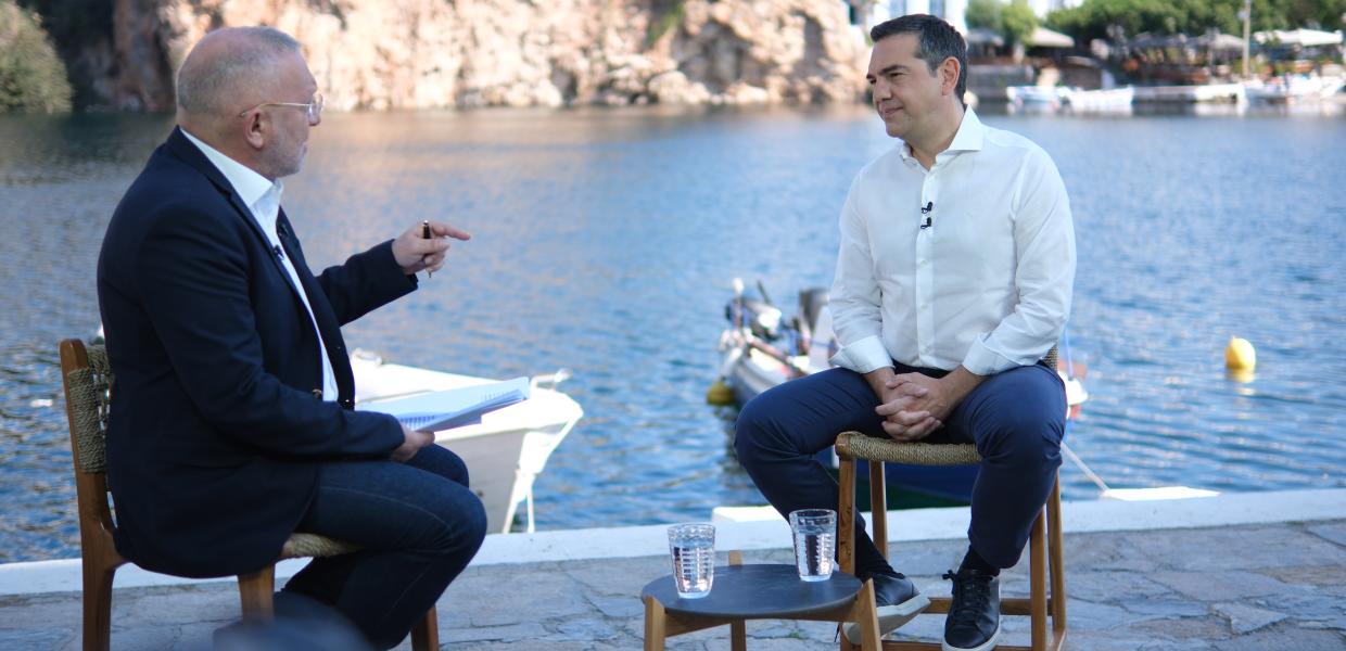Ο Αλέξης Τσίπρας δίνει συνέντευξη