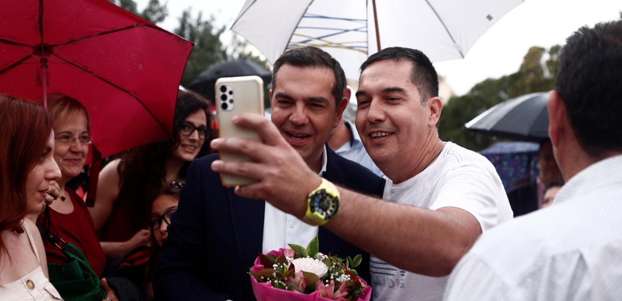 Ο Αλέξης Τσίπρας βγάζει selfie με κόσμο