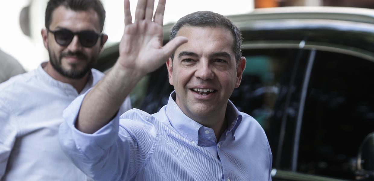 Ο Αλέξης Τσίπρας χαιρετά