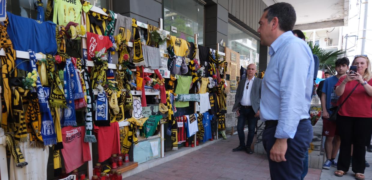 Ο Αλέξης Τσίπρας στο σημείο της δολοφονίας του Άλκη Καμπανού