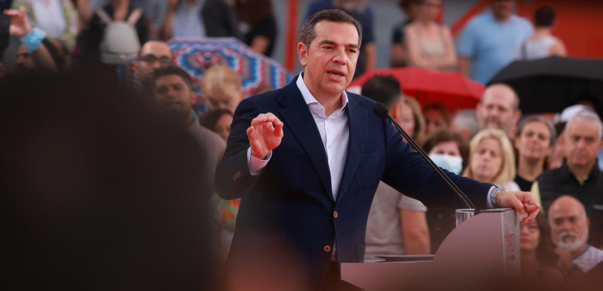 Ο Αλέξης Τσίπρας χαιρετά κόσμο στην εκδήλωση του ΣΥΡΙΖΑ