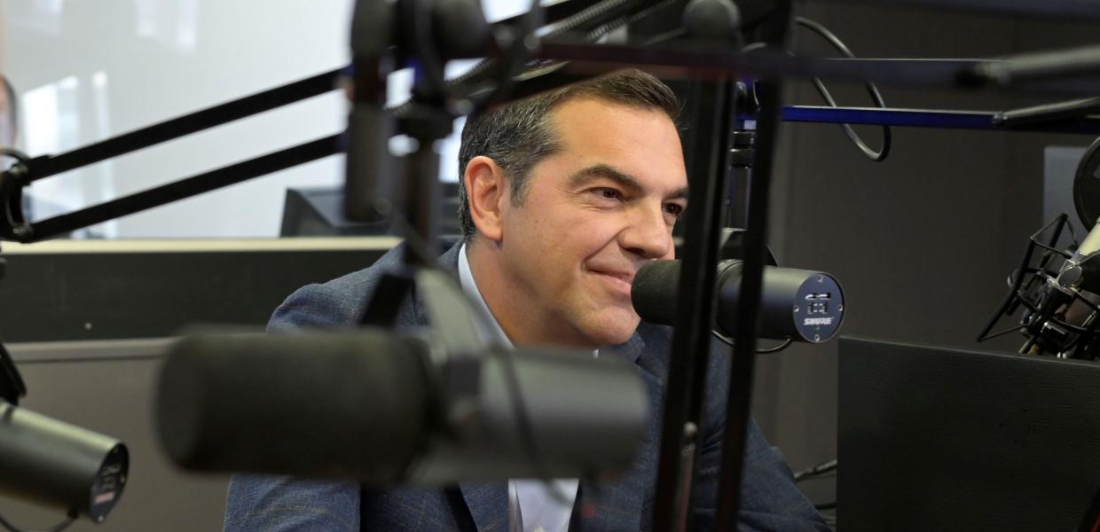 Ο Αλέξης Τσίπρας μιλά σε ραδιόφωνο