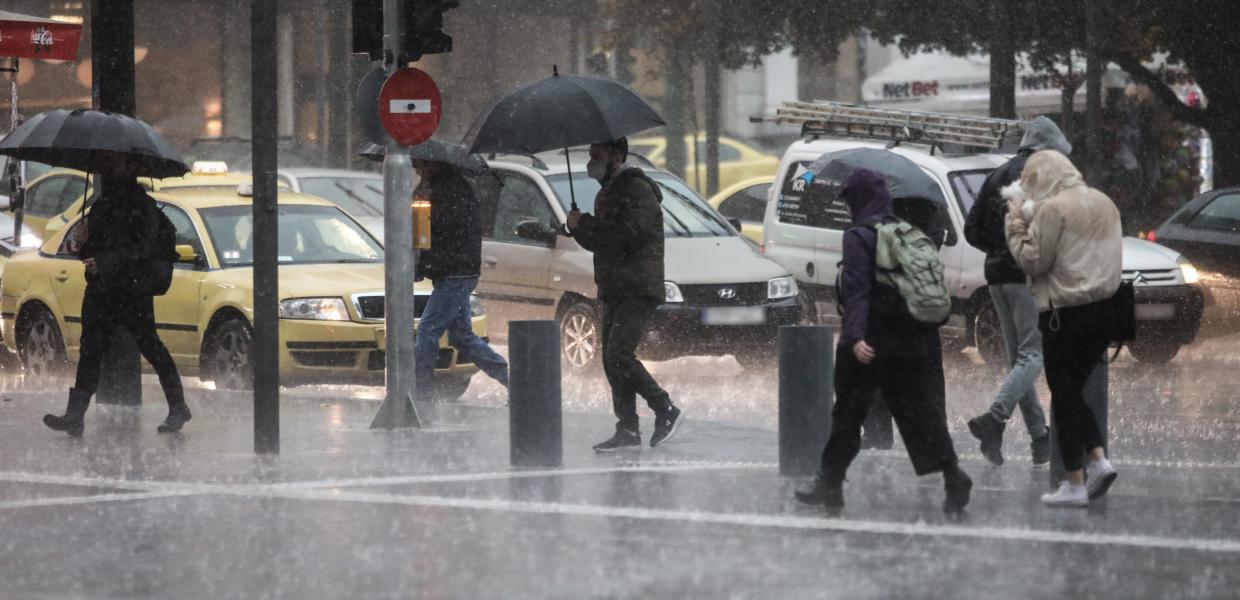 Άνθρωποι με ομπρέλες στη βροχή