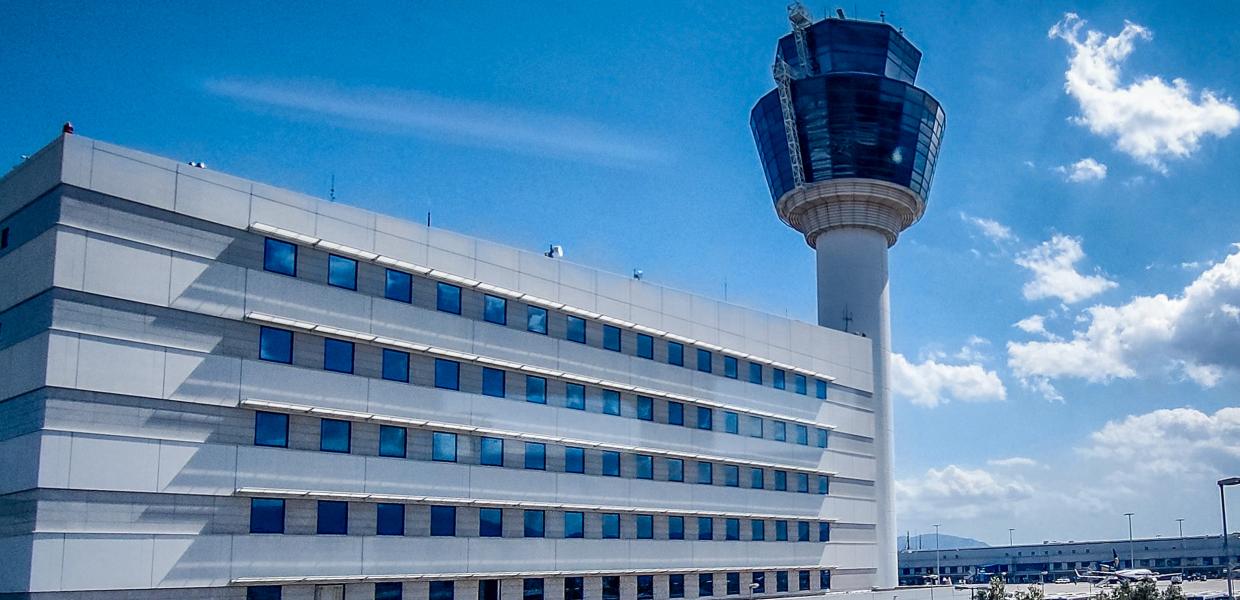 Ο πύργος ελέγχου στο αεροδρόμιο «Ελευθέριος Βενιζέλος»