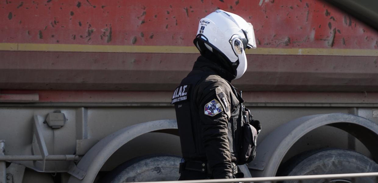 Αστυνομικός με στολή και κράνος για μηχανή