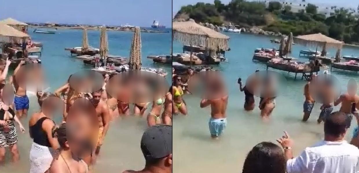 Κόσμος στο beach bar στη Ρόδο με τις πλωτές ξαπλώστρες 