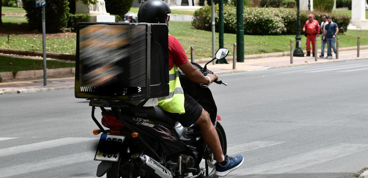 Μηχανάκι με ντελίβερι