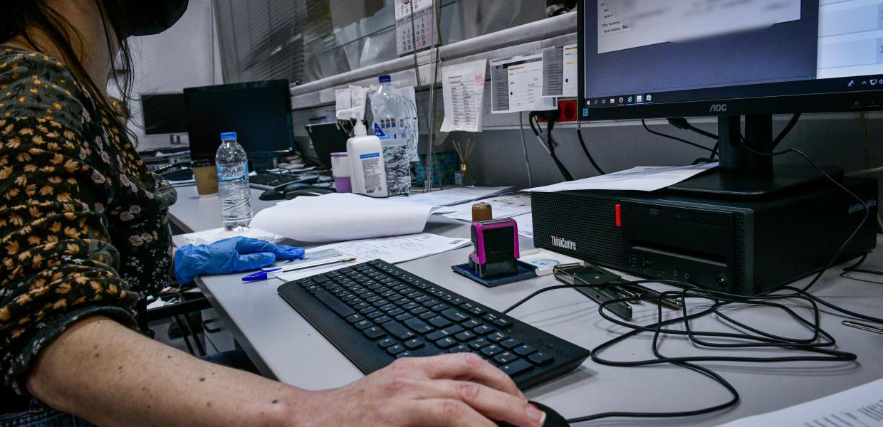 Υπάλληλος της Εφορίας σε υπολογιστή