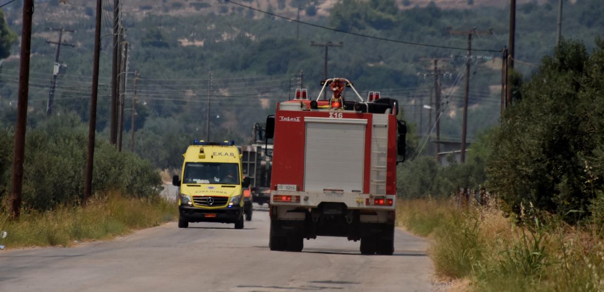 Ασθενοφόρο του ΕΚΑΒ και πυροσβεστικό