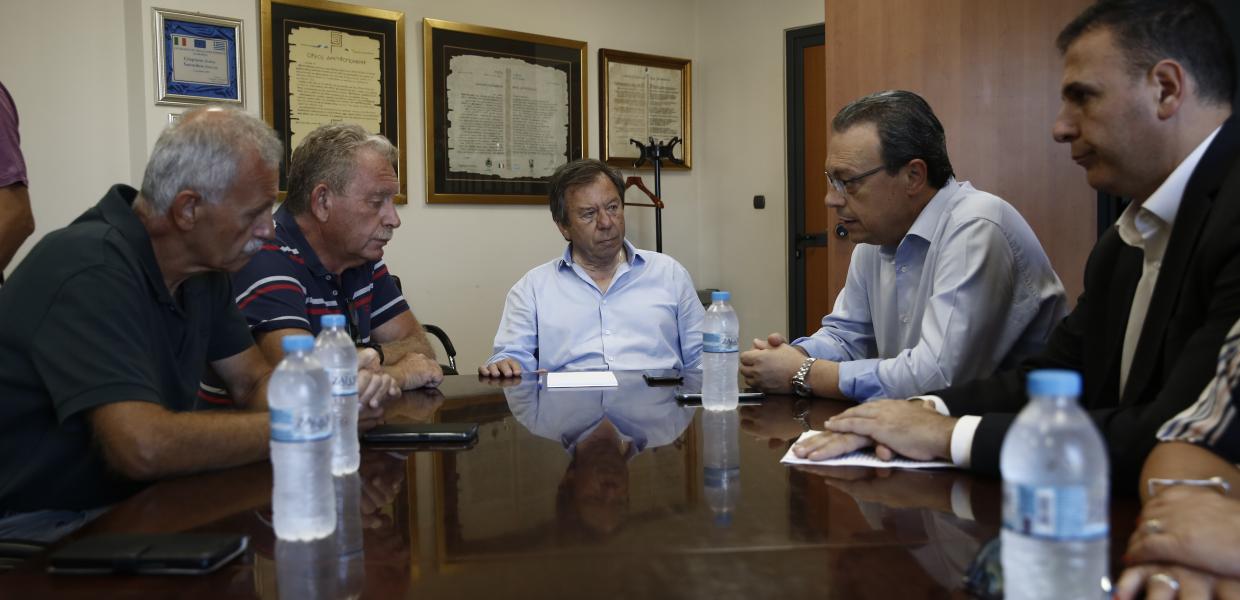 Ο Σωκράτης Φάμελλος με τον δήμαρχο Σαρωνικού