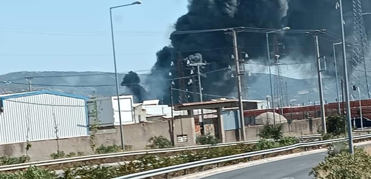 πυκνός καπνός από την φωτιά στον Ασπρόπυργο
