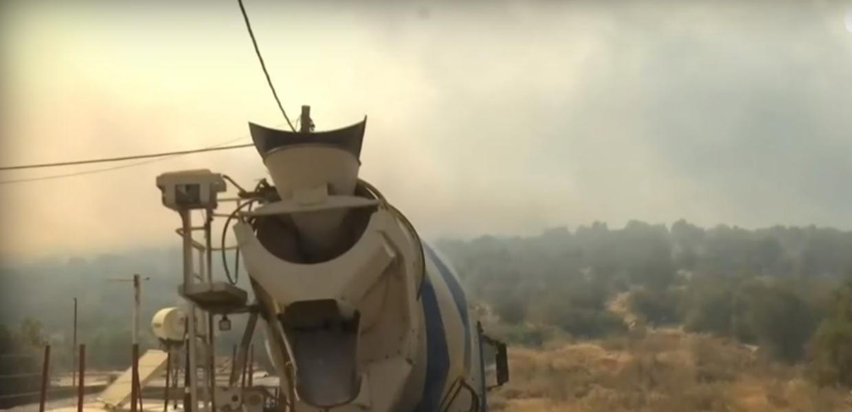Μπετονιέρα ρίχνει νερό για τη φωτιά
