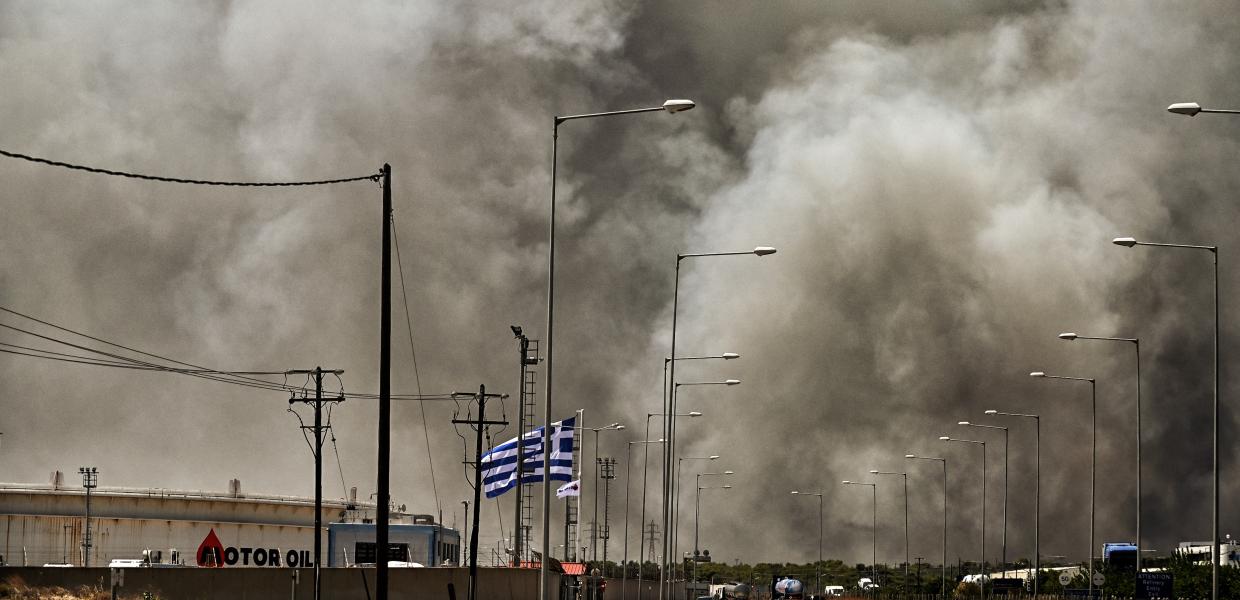 πυκνός καπνός από την φωτιά και μπροστά ο δρόμος