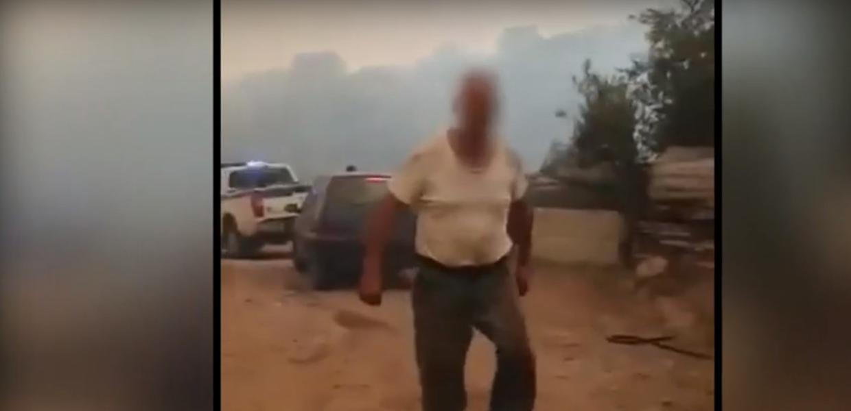 Άντρας στην φωτιά και πίσω τζιπ της αστυνομίας