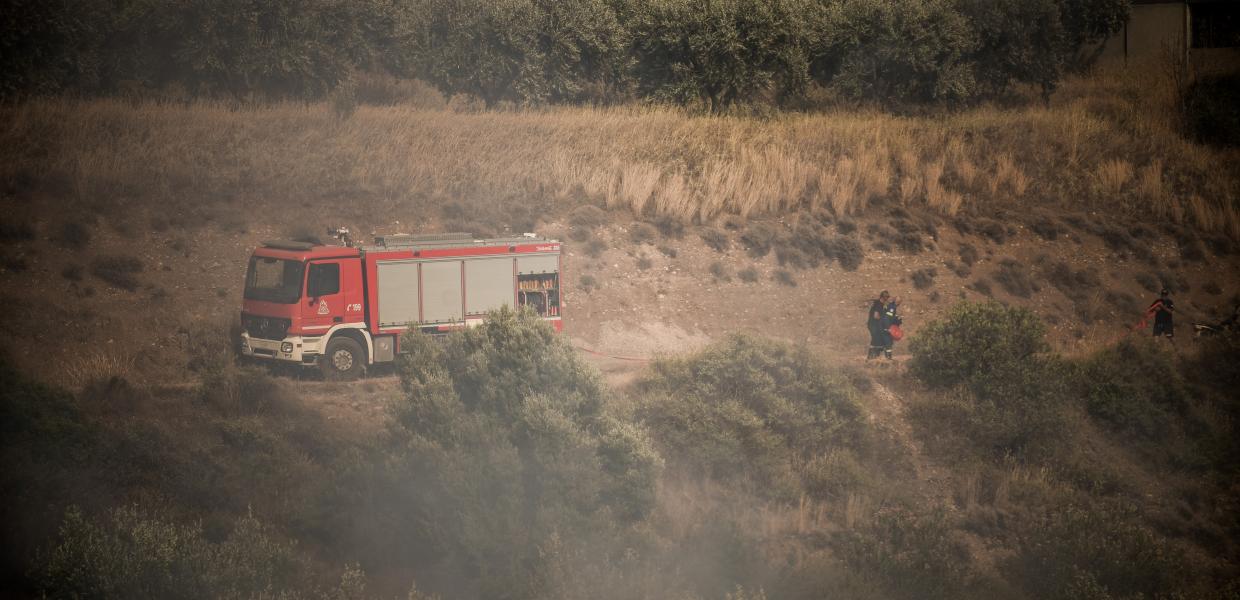 πυροσβεστικό όχημα σε σημείο που μαίνεται φωτιά