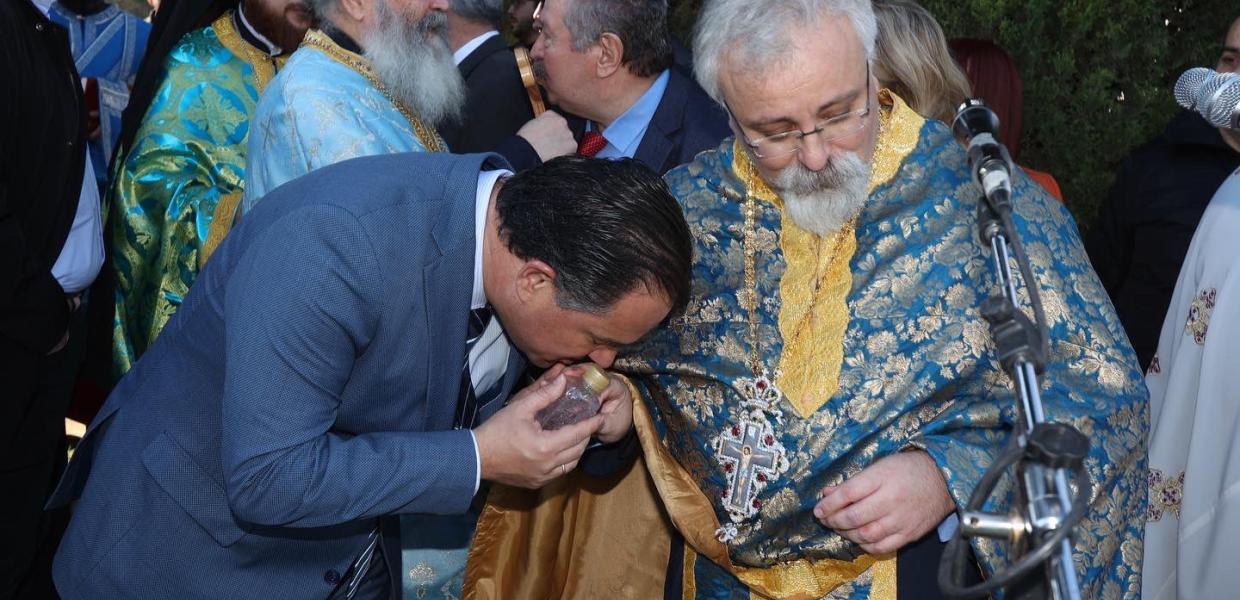 Ο Άδωνις Γεωργιάδης φιλά το χέρι του Δημήτρη Φουρλεμάδη