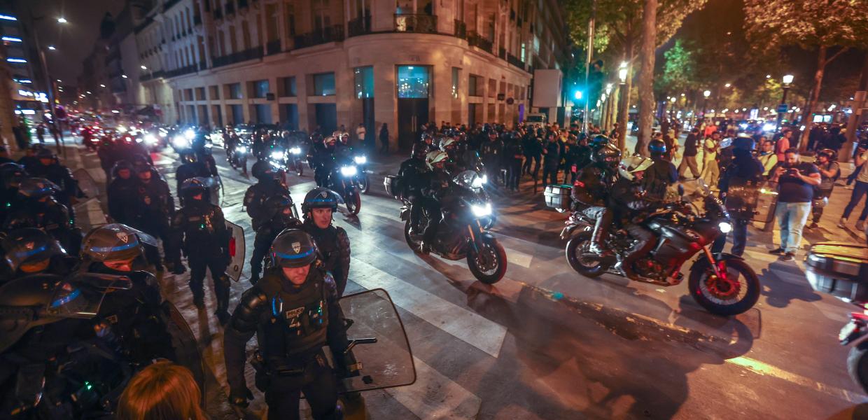 αστυνομικοί με στολές στις ταραχές στην Γαλλία