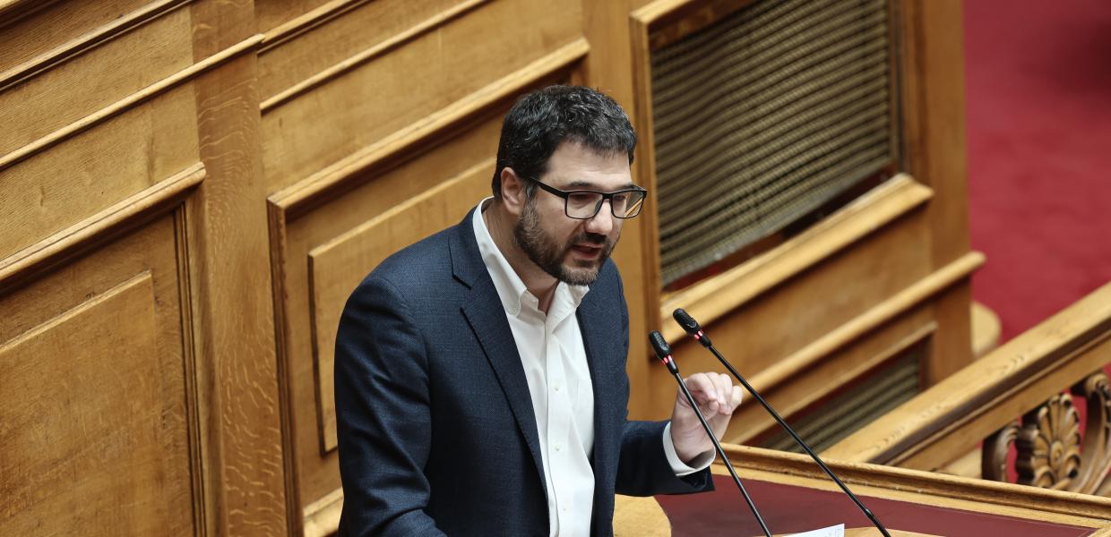 Ο Νάσος Ηλιόπουλος μιλά στο βήμα της Βουλής