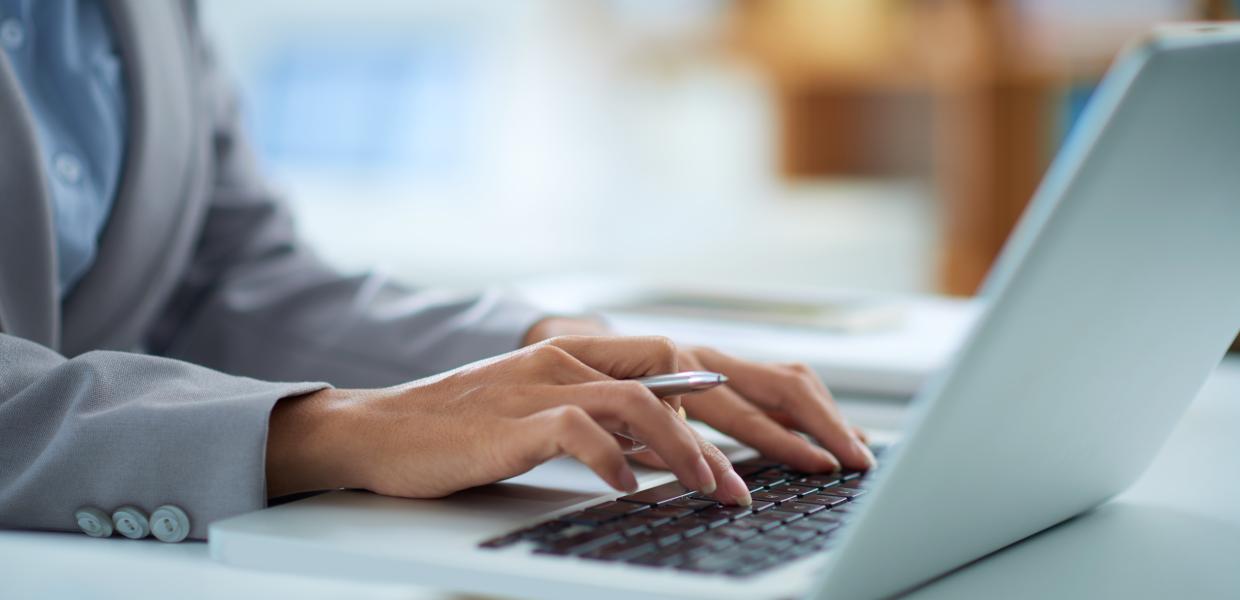 χέρια άντρα που γράφουν σε laptop