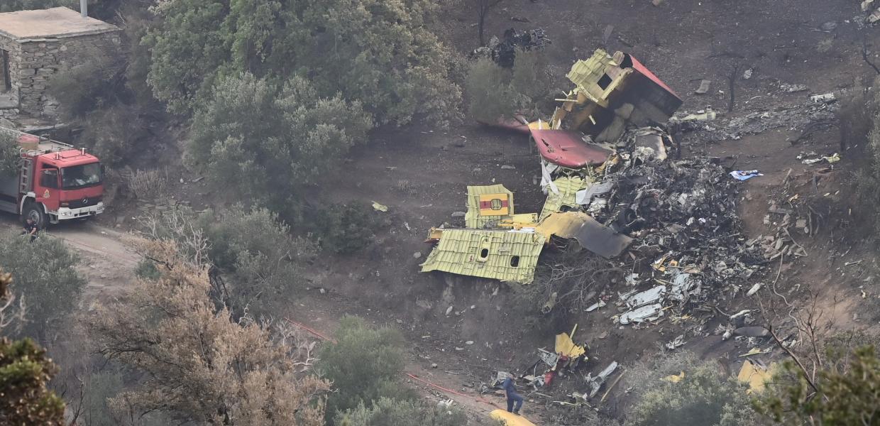 Τα συντρίμμια του Καναντέρ που έπεσε στην Κάρυστο και όχημα της πυροσβεστικής στο σημείο