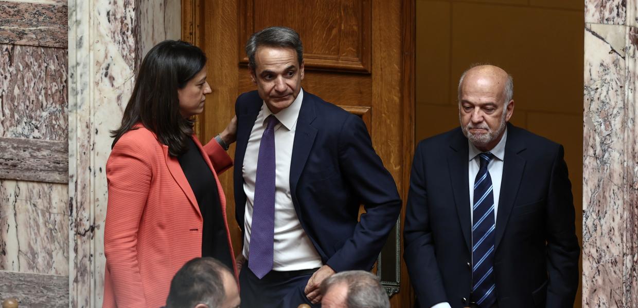 Νίκη Κεραμέως και Κυριάκος Μητσοτάκης στη Βουλή