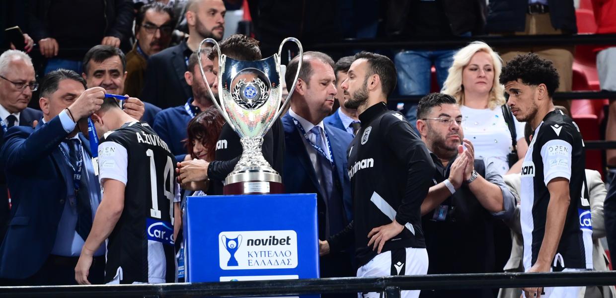 Το Κύπελλο και πίσω παίκτες και κόσμος στις κερκίδες